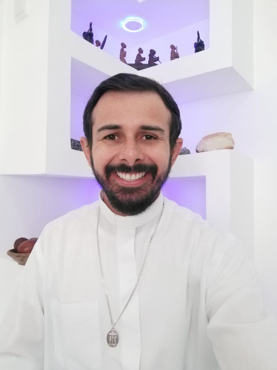 Padre brasileiro faz sucesso nas redes sociais com lives evangélicas