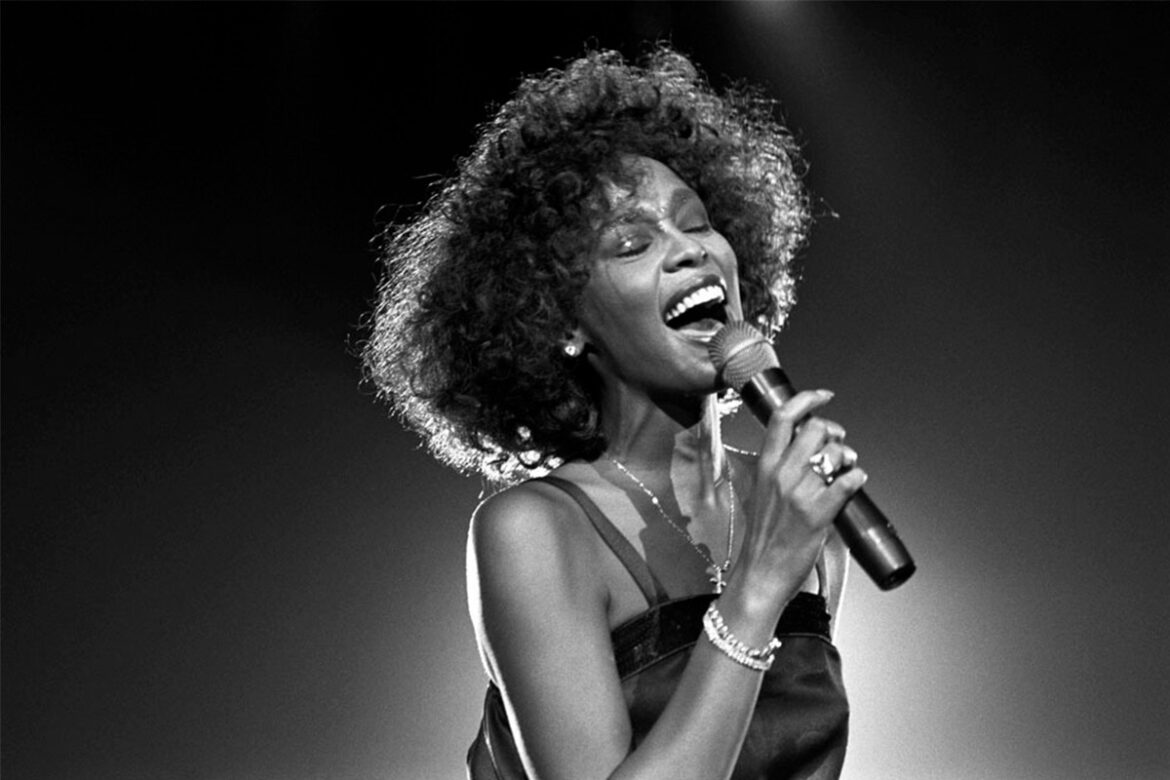 Whitney Houston torna-se na primeira artista negra a conseguir três discos de Diamante