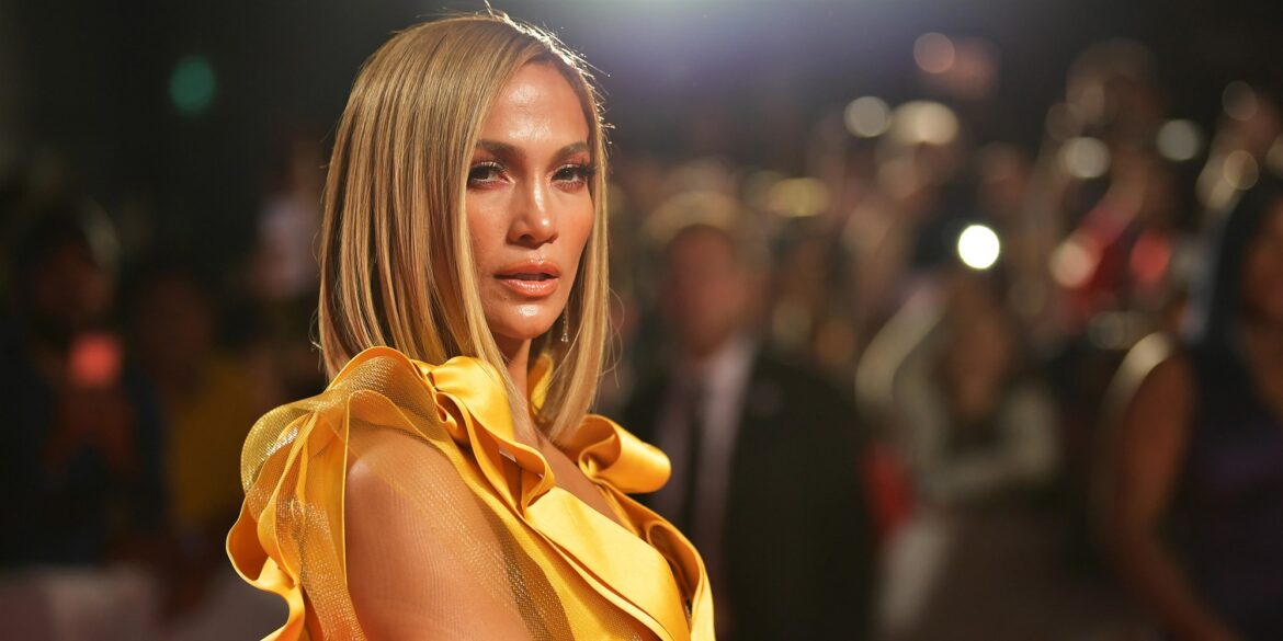 Jennifer Lopez anuncia lançamento de linha de produtos de beleza