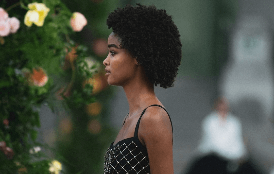 Modelo angolana Blésnya Minher brilha no desfile da Chanel