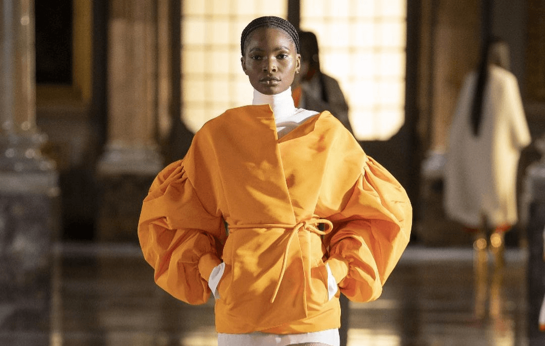 Modelo angolana Ana Jorge  desfila graciosamente PARA Valentino no Fashion Week 2021