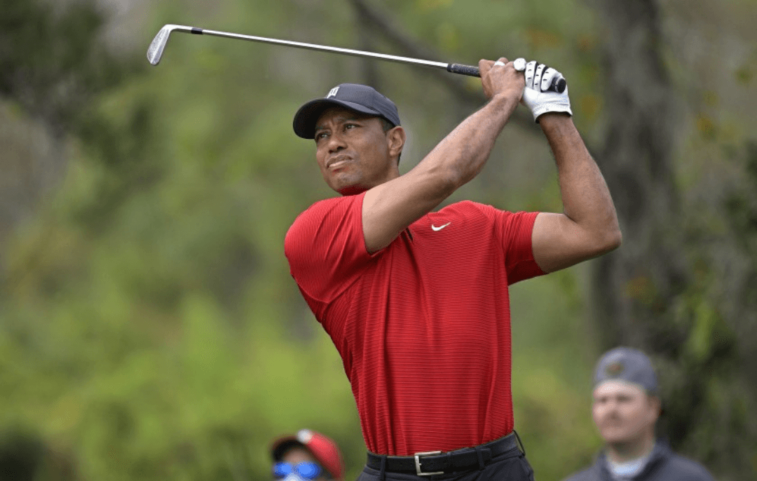 Golfista Tiger Woods sofre ferimentos graves após acidente de viação