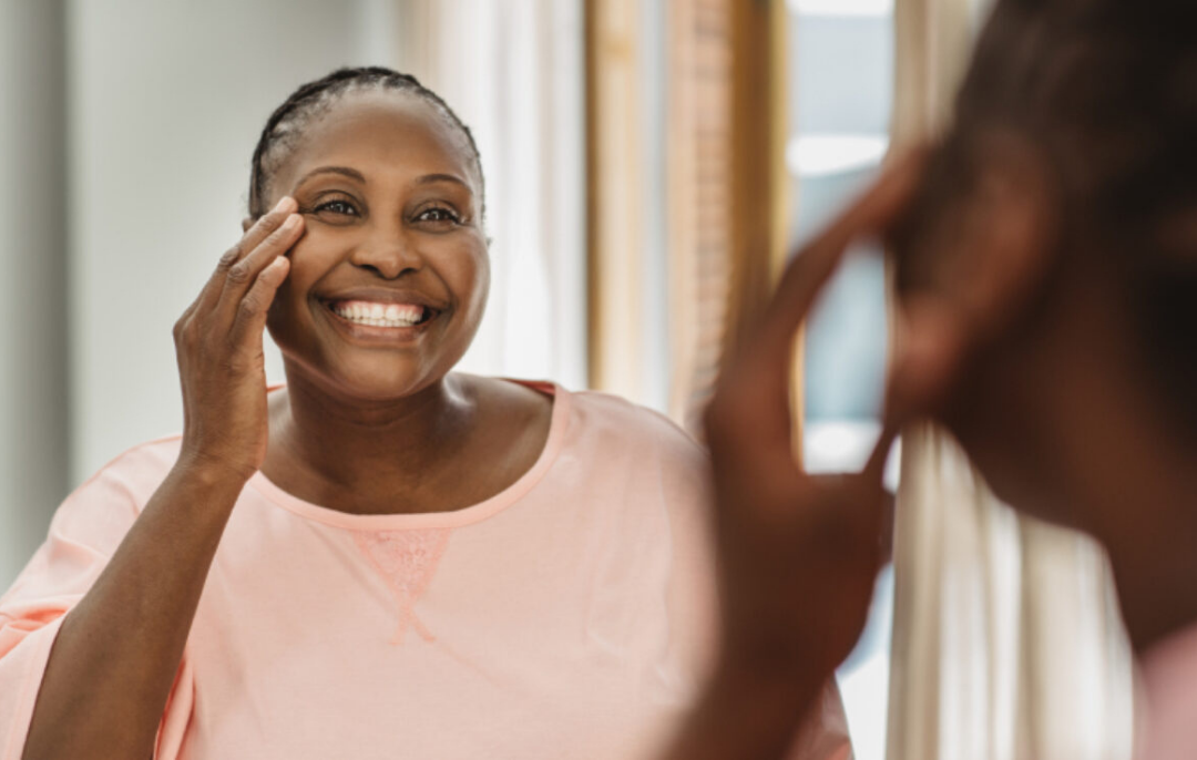 Conheça a prática da yoga facial e todos os seus benefícios