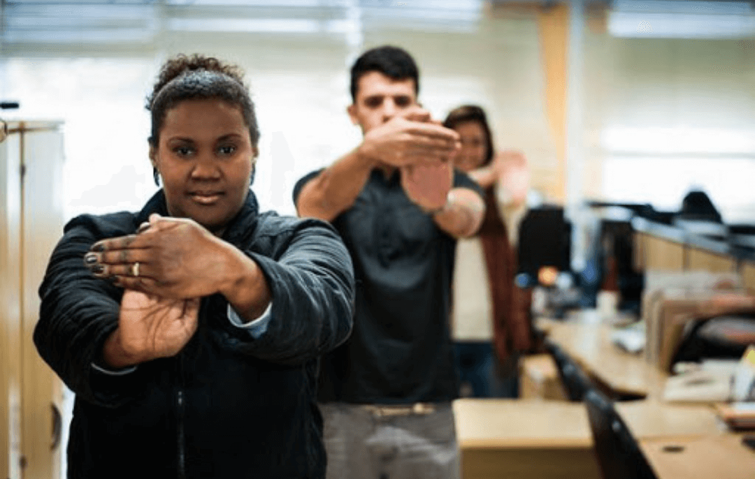 Saiba como praticar exercícios físicos em apenas 10 minutos no local de trabalho com a técnica da Cinesioterapia Laboral