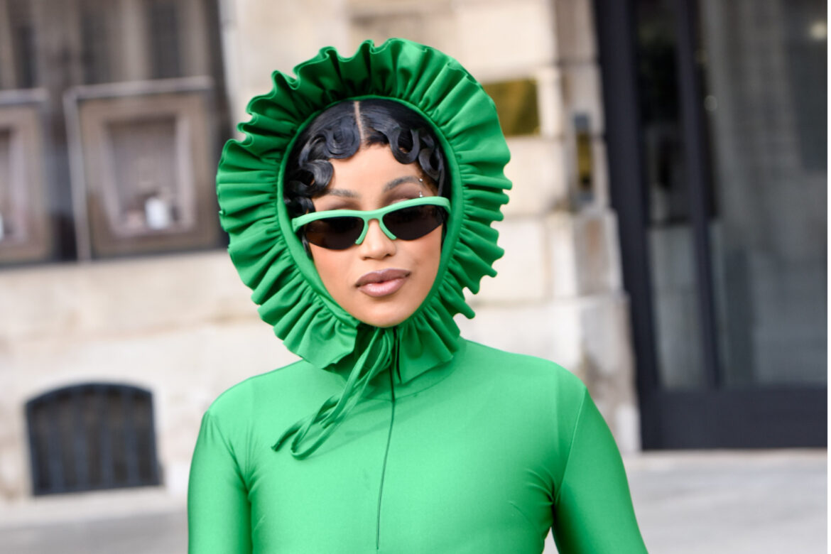 Cardi B torna-se o meme após exibir o look ‘teletubbie’ em Paris