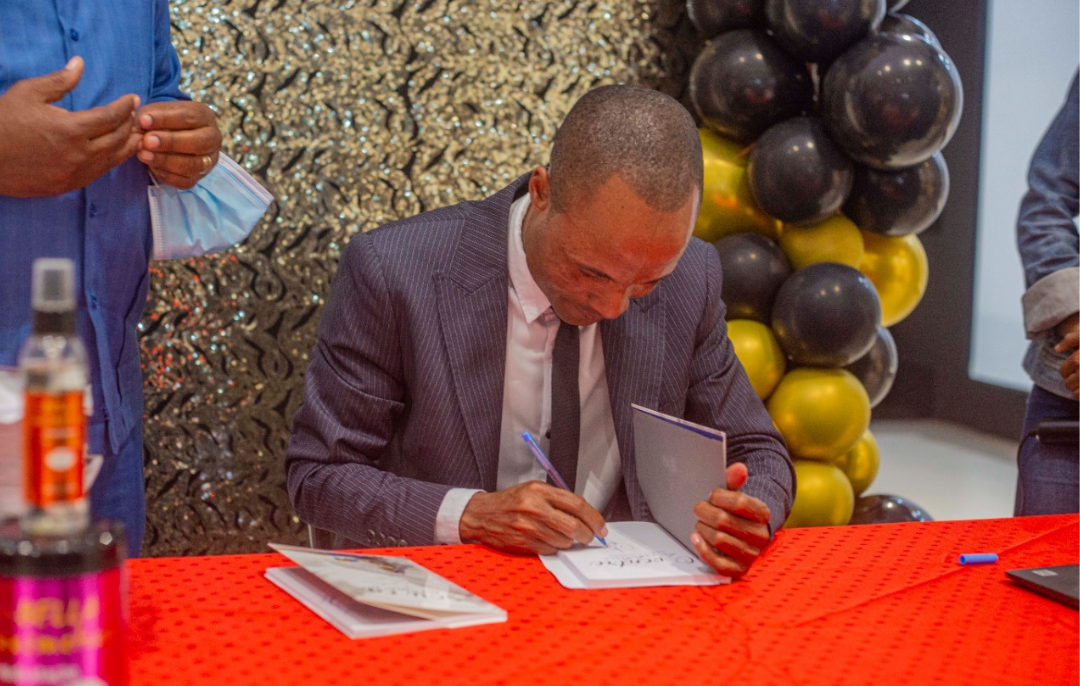 Escritor Camilo Lemos Caçador apresenta-se na Fespol com  “O Ventre da Sabedoria” e “Sou eu mesmo o Angolano”