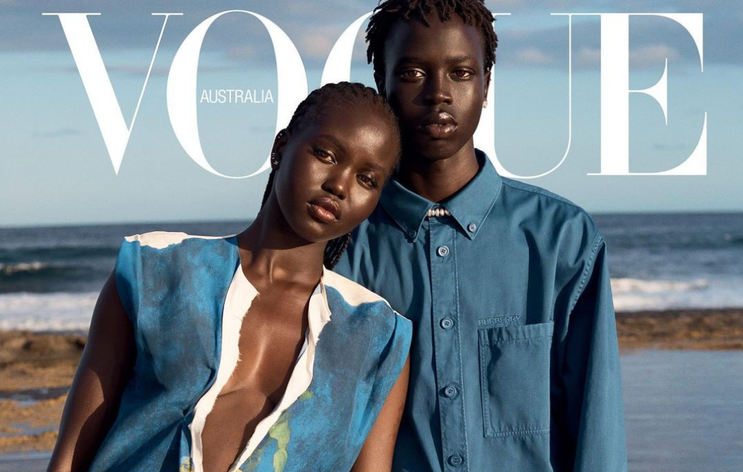 Do campo de refugiados para as passarelas! Modelo sul-sudanesa, Adut Akech, posa com seu irmão mais novo,  Bior Akech, para a edição de abril da Vogue Austrália