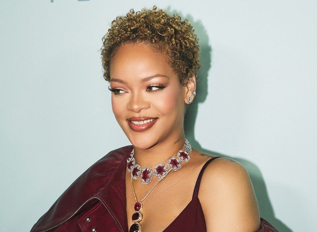 Rihanna revela que queda de cabelo no período pós-parto foi o motivo de ter cortado o cabelo