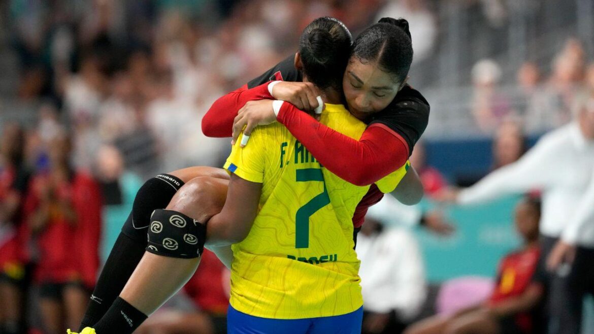 Pivô da seleção brasileira de Andebol, Tamires Morena ajuda Albertina Kassoma por ter se lesionado durante a competição, e o momento viraza.