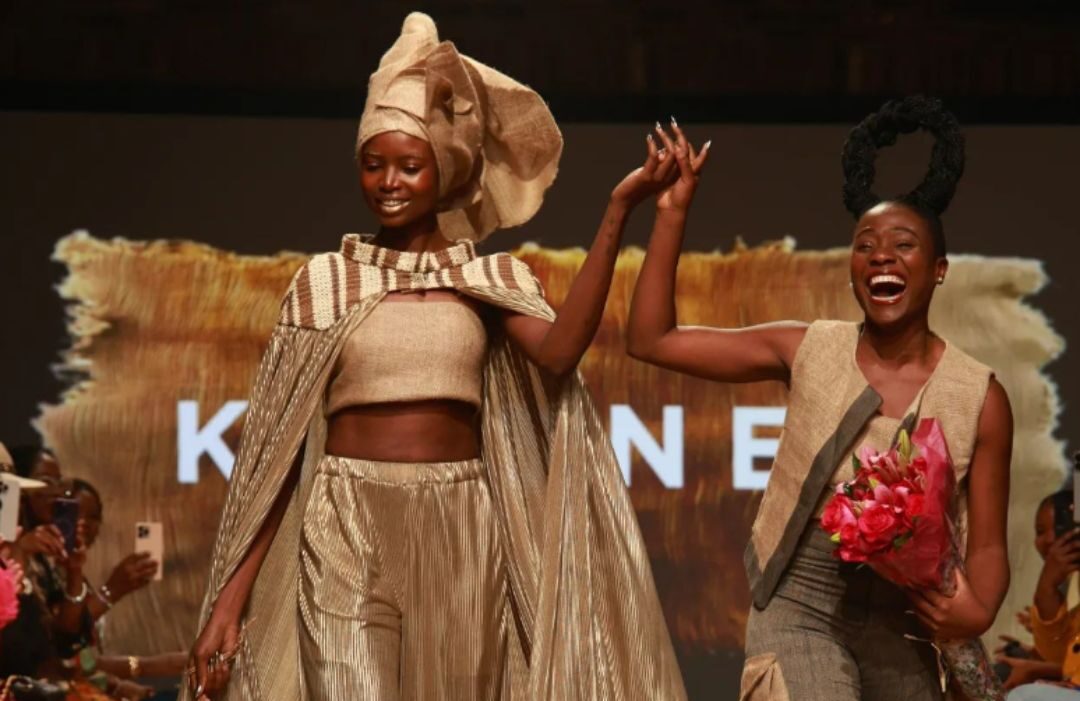 Modelo angolana Maria Borges desfila em trajes africanos na passarela do Nova York Fashion Week 2024